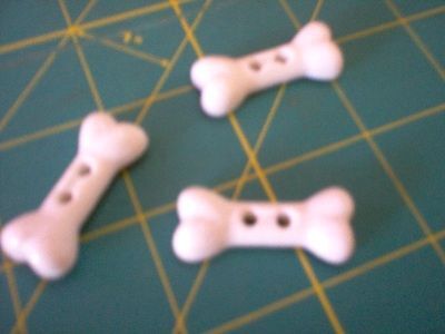 DOG BONE WHITE BUTTONS QTY 12 CRAFT SCRAPBOOKING SEWING  
